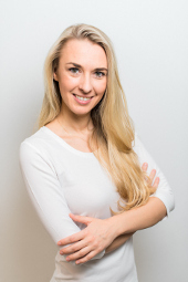 Dr. Iulia Mamut-Zahradnik führt die moderne Zahnärztinnenpraxis in Wien und berät ihre Patienten zu Zahnspangen für Erwachsene, Veneers, Amalgamalternativen oder Zahn-Laserbehandlungen.