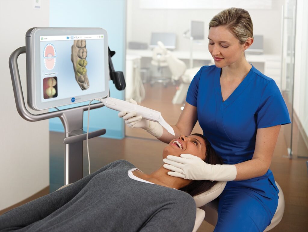 Der Intraoralscanner wird in unserer Zahnarztpraxis in Wien bei der Behandlung von Zahnfehlstellungen mittels Schienentechnik nach Invisalign-Methode eingesetzt.