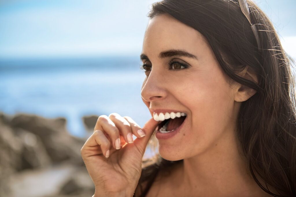 Die Schienenbehandlung nach Invisalign-Methode mit abnehmbaren, nahezu unsichtbaren Zahnspangenschienen ist eine gute Alternative zur fixen Zahnspange.