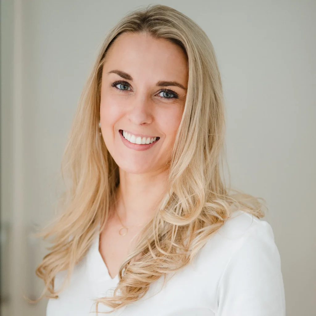 Zahnärztin Dr. Raluca Iulia Mamut-Zahradnik ist in ihrer Ordination in Meidling, 1120 Wien, tätig.